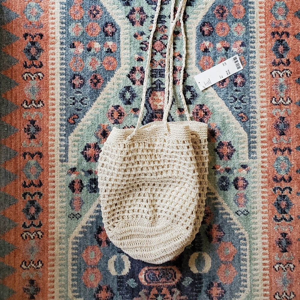 UO Betty Woven crossbody bucket bag cream/white